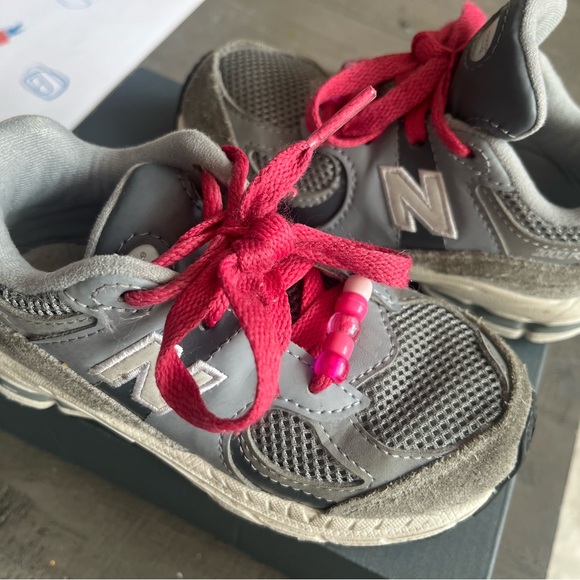 Kids Gray Size 9 New Balance 2002R with custom pink laces and beads - Picture 5 of 9